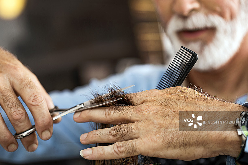 理发师在他的理发店里图片素材