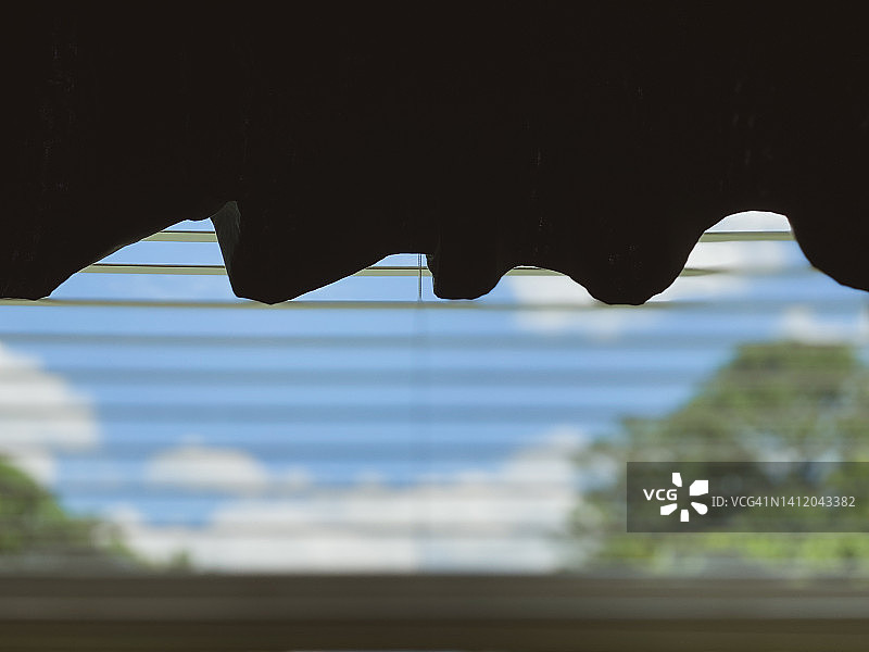 窗帘百叶窗框景云景与风景图片素材