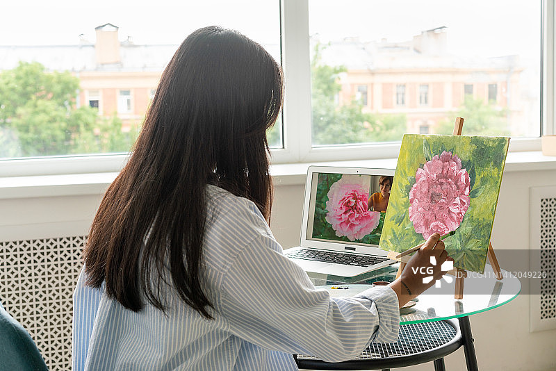 女人在线学习油画在画布上画花图片素材