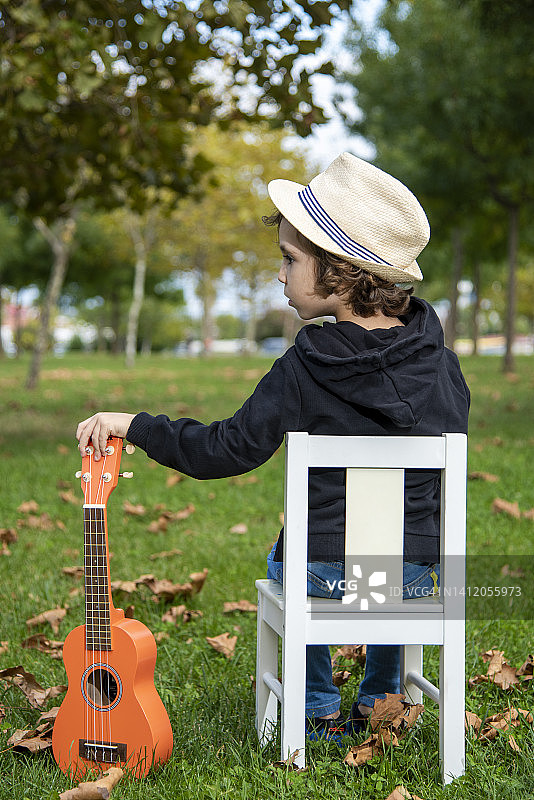 男孩弹吉他图片素材