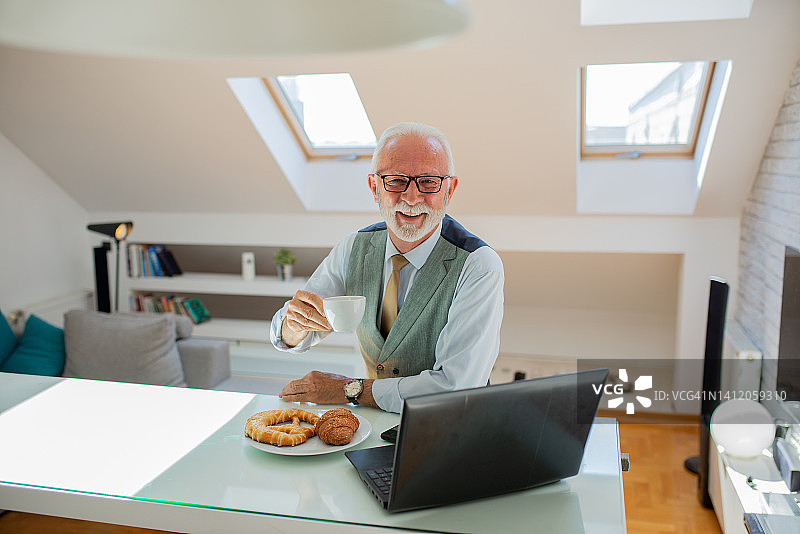 在家工作的年长男人图片素材