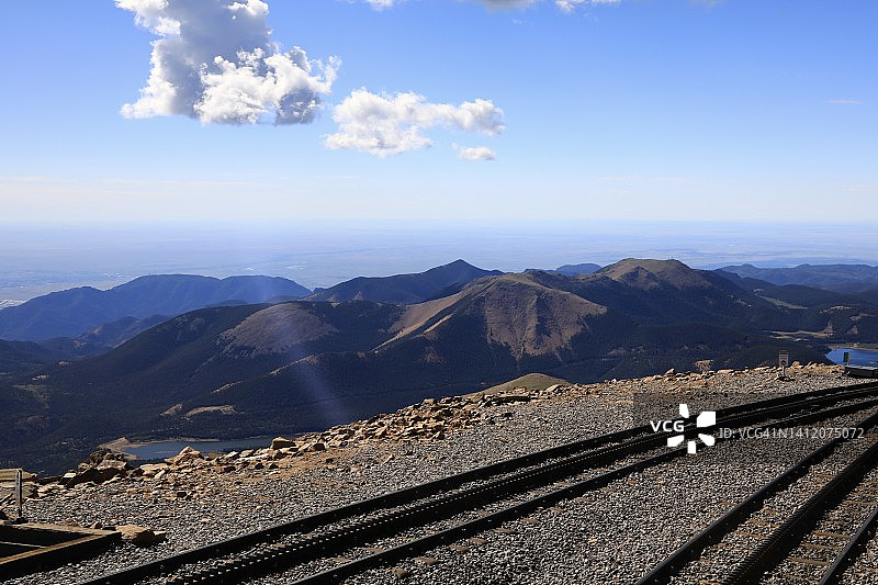 山下的派克峰景色图片素材