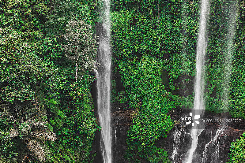 巴厘岛北部雄伟的塞昆普瀑布，美丽的印度尼西亚风光，亚洲旅行图片素材
