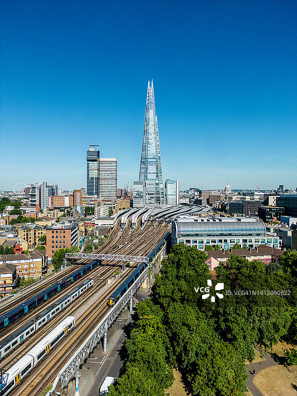 无人机视角下的伦敦桥站和碎片大厦图片素材