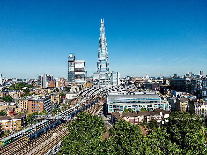 无人机视角下的伦敦桥站和碎片大厦图片素材