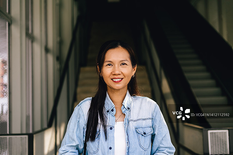 城市中的中年女性肖像图片素材