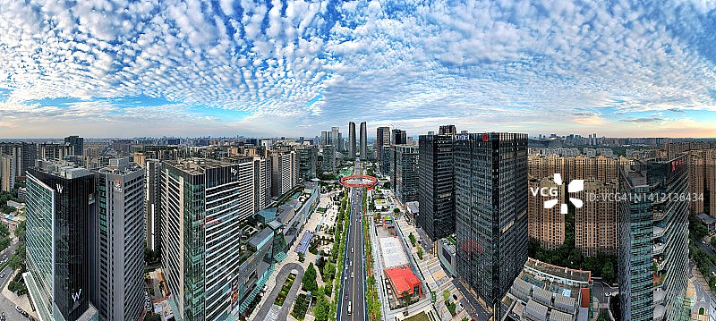 俯瞰成都新市区的环形立交桥和双塔摩天大楼图片素材