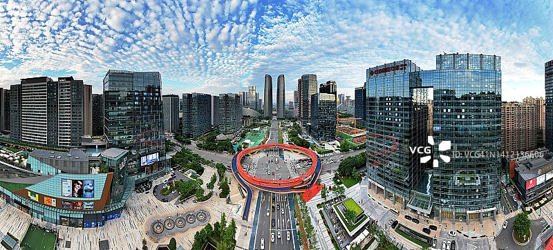 俯瞰成都新市区的环形立交桥和双塔摩天大楼图片素材