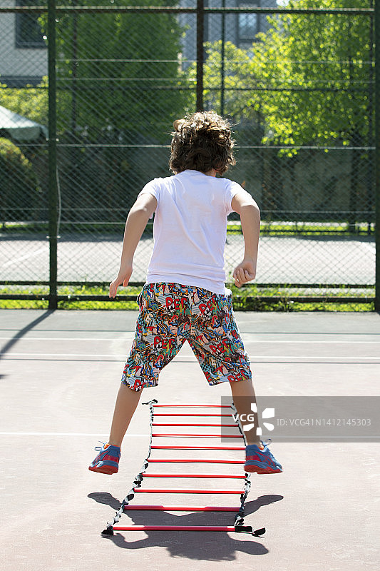 网球运动员热身图片素材