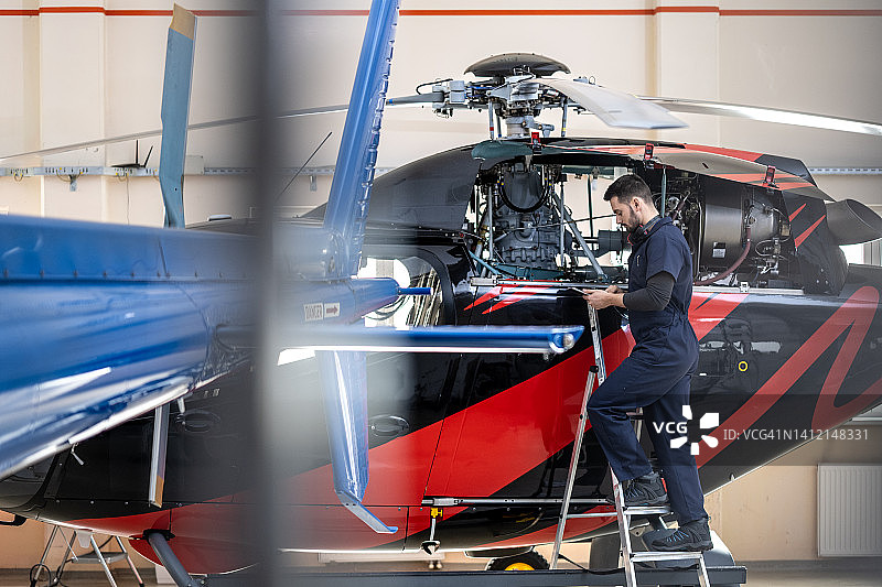 男修理工使用数字平板电脑图片素材