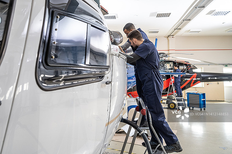 修理工修理直升机发动机图片素材