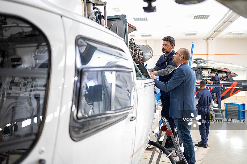 修理工修理直升机发动机图片素材