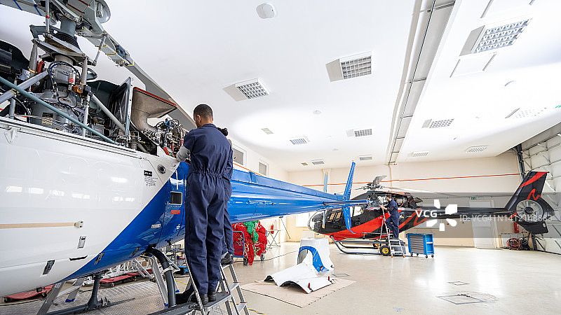 修理工修理直升机发动机图片素材