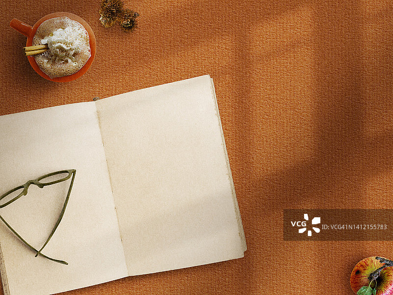 复古书籍羽毛舒适的博主概念热饮和南瓜秋图片素材