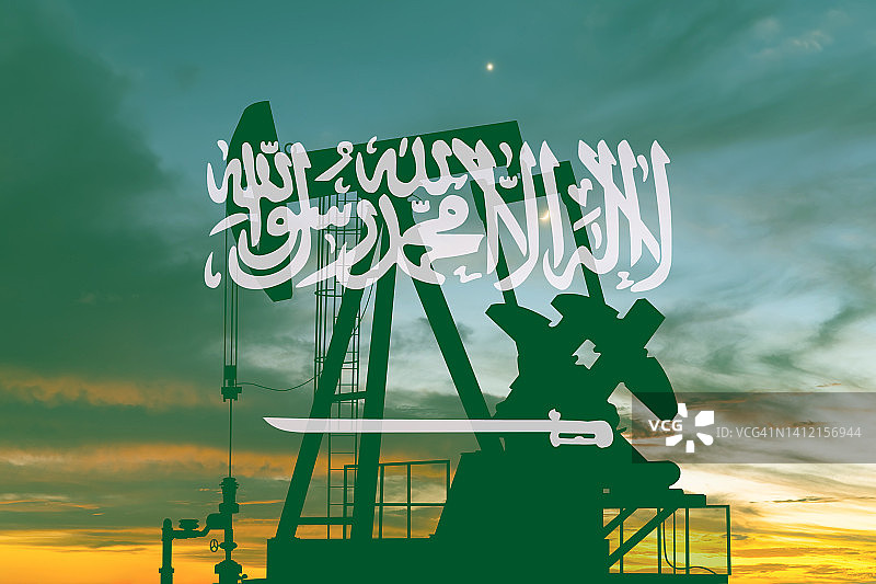 沙特阿拉伯国旗背景下的抽油机图片素材