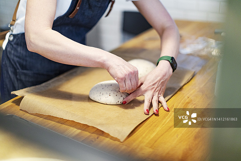 女人在面包店准备小圆面包图片素材