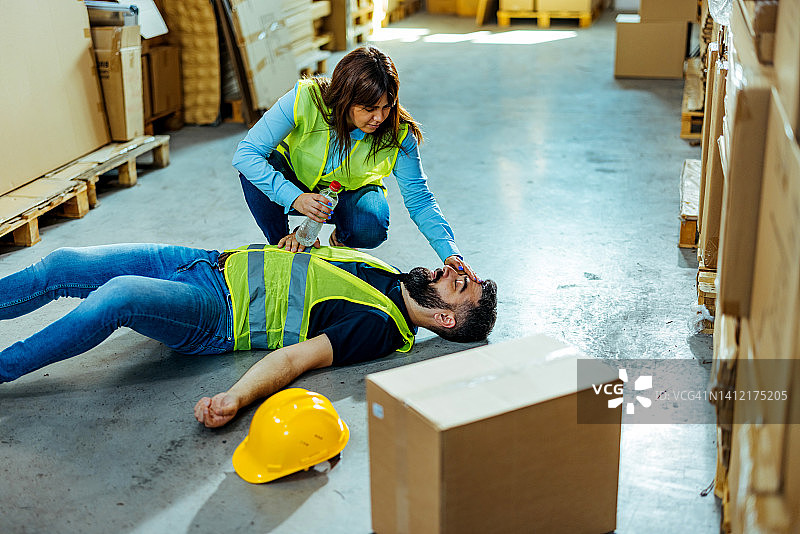 工厂事故后的工人图片素材