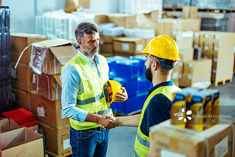 仓库经理与工头握手图片素材