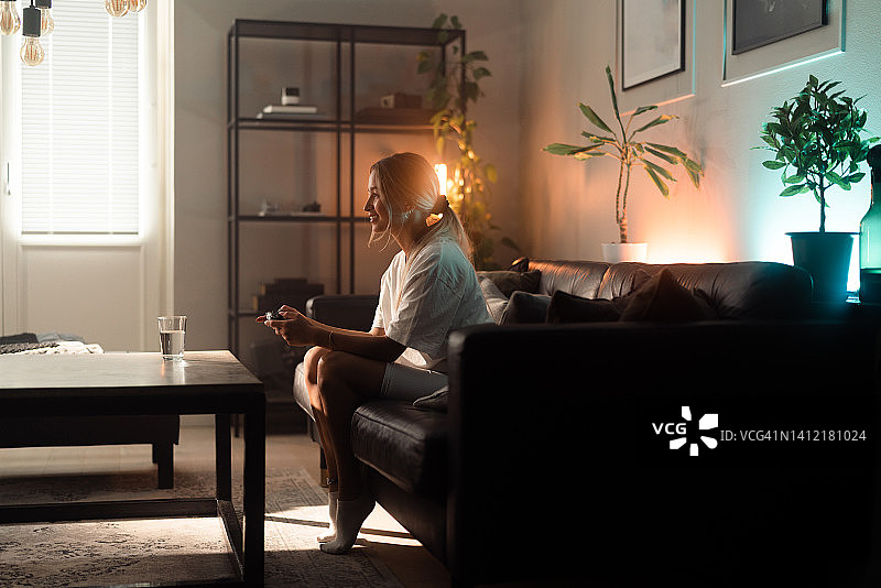 在家中公寓玩游戏的女人图片素材