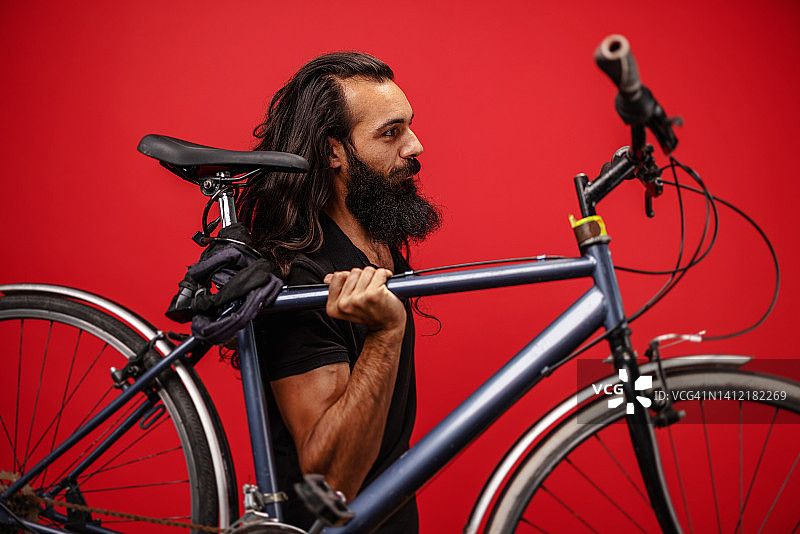 携带自行车的男人肖像（中东人）图片素材