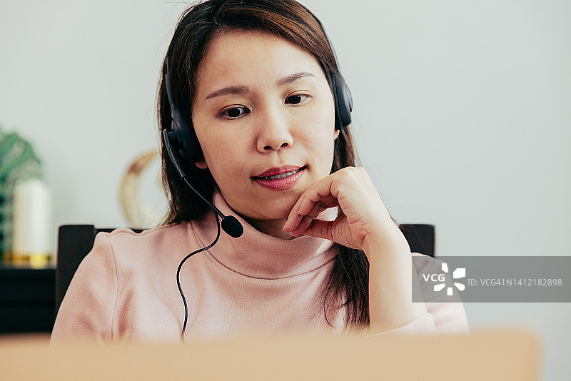 在家工作的呼叫中心接线员图片素材