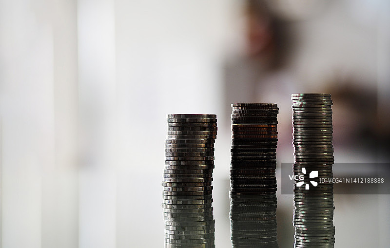 镜面桌上整齐排列的许多硬币图片素材