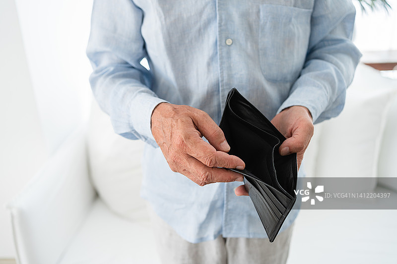 男子拿着空钱包图片素材
