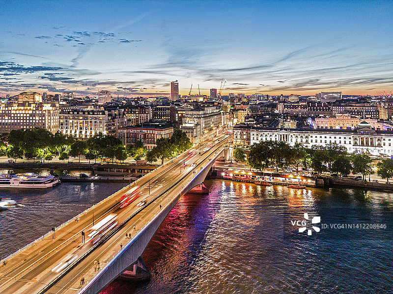 无人机视角的伦敦滑铁卢桥图片素材