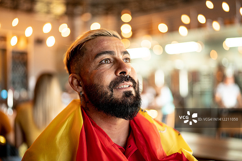 中年体育迷在酒吧观看比赛图片素材