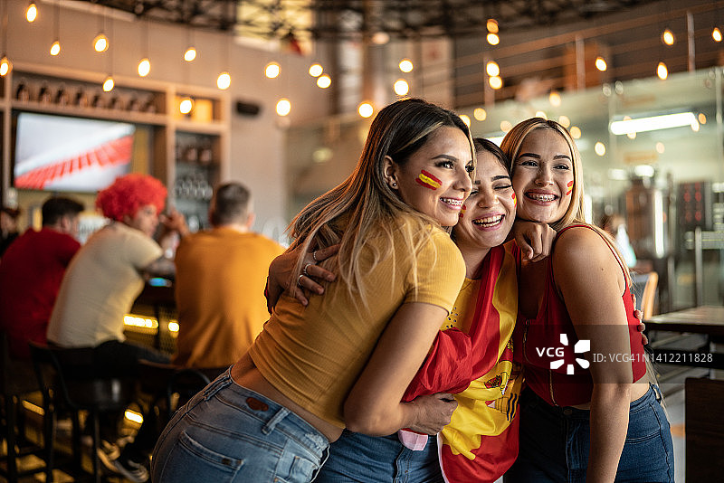 在酒吧拥抱的西班牙女球迷朋友图片素材