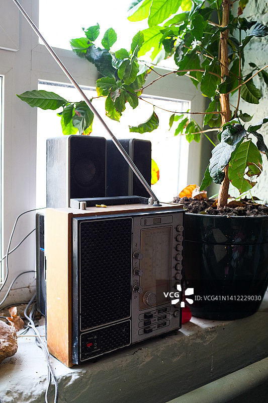木制窗户上的老式复古收音机，音乐聆听概念图片素材