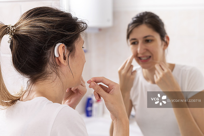 年轻女人在浴室刷牙图片素材
