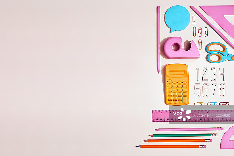 粉彩背景上的文具摆放图片素材