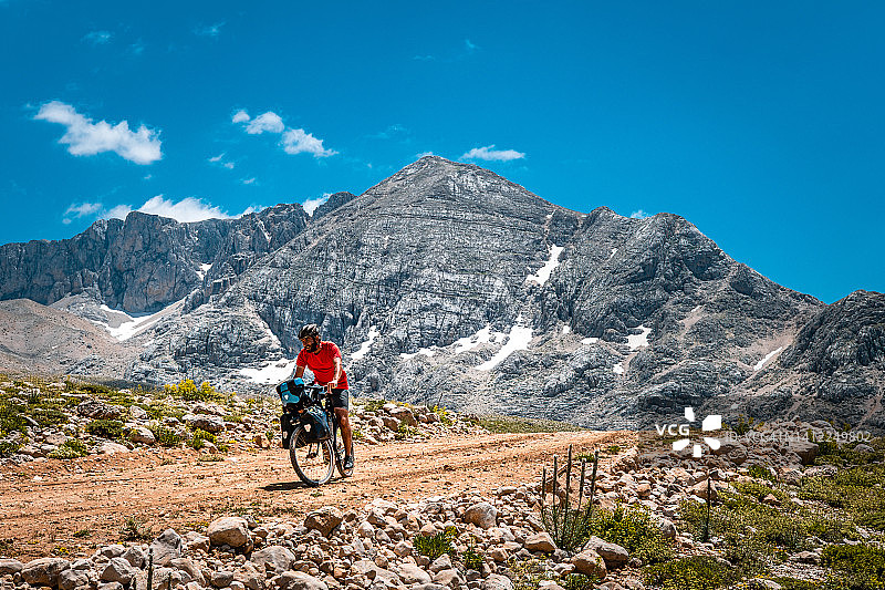 三角形雪山土路自行车骑行图片素材