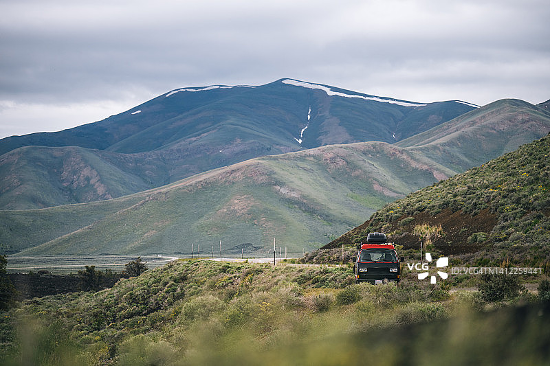 在山地灌木丛中露营图片素材