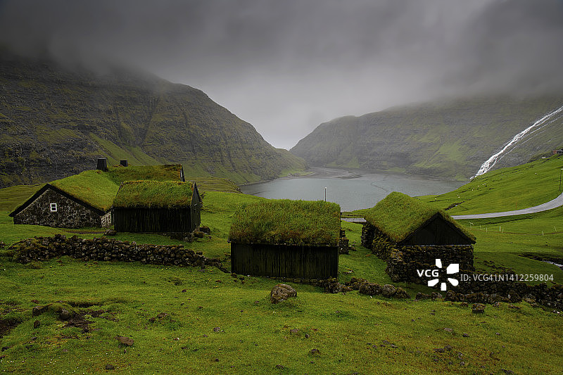 斯特莱默岛萨克逊村庄的草屋顶房子 - 法罗群岛图片素材