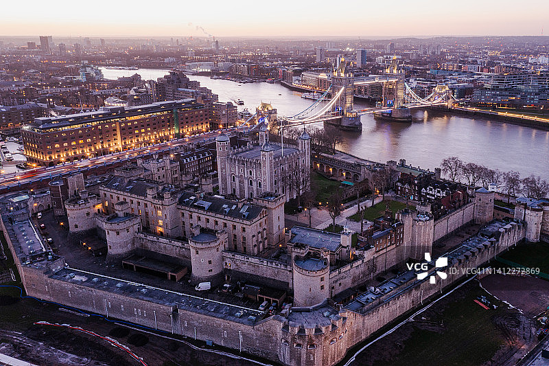 黎明时分的伦敦塔和塔桥鸟瞰图图片素材