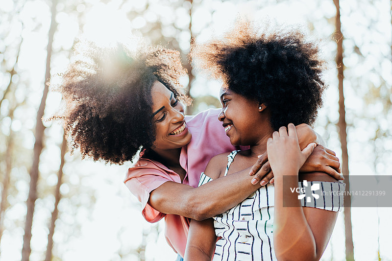 母亲和女儿图片素材