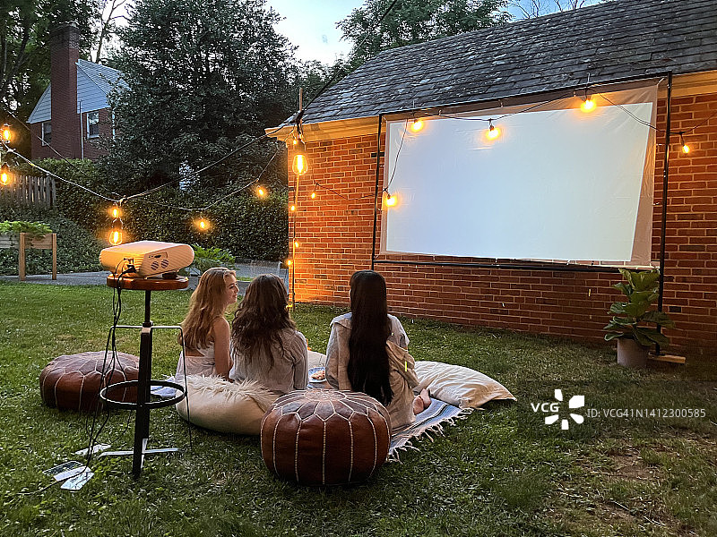 与朋友在后院的电影之夜图片素材