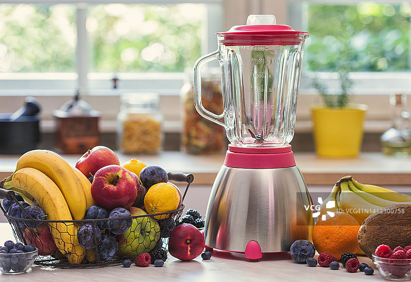 在家准备新鲜健康的冰沙图片素材