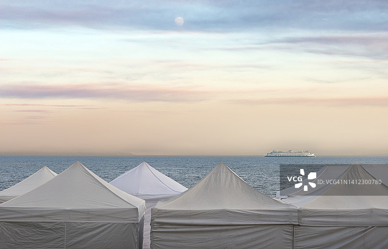 帐篷顶和渡轮图片素材