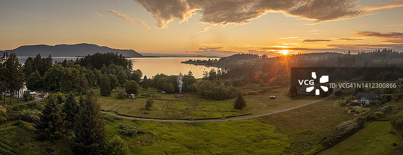 华盛顿州拉米岛莱戈海湾的日落航拍图片素材