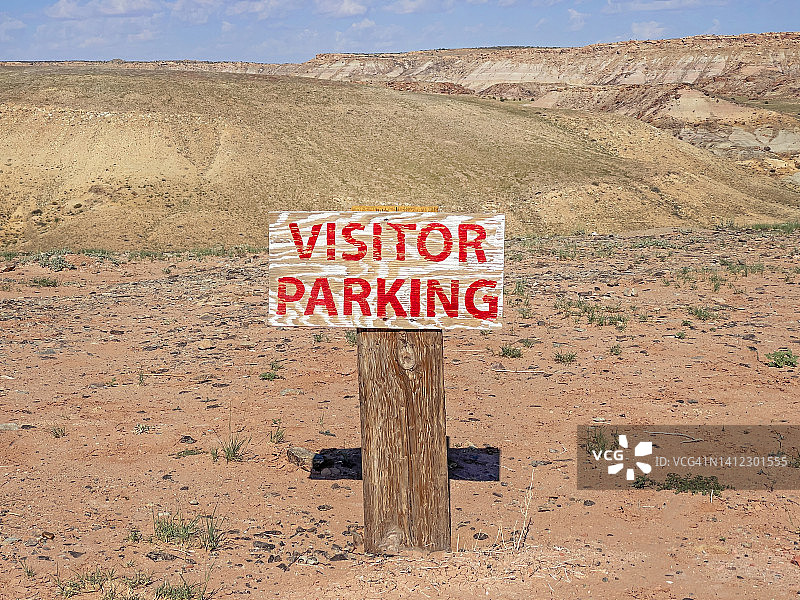 在靠近四角纪念碑的极端沙漠景观地形中的游客停车标志图片素材