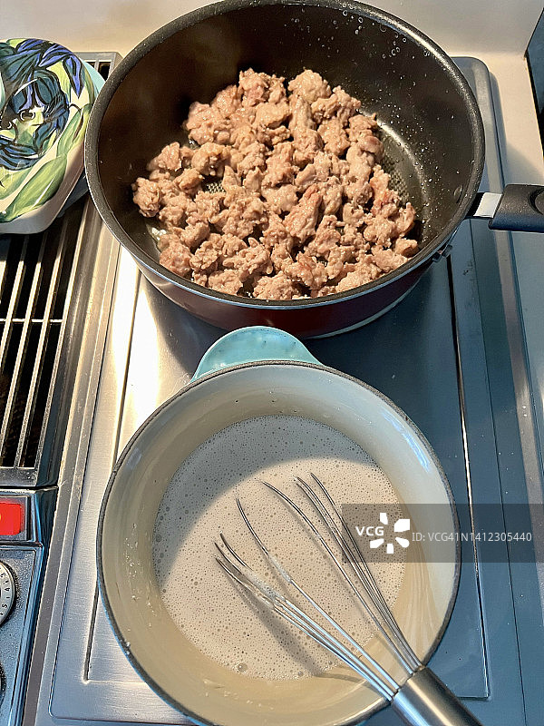 用新鲜香肠自制奶油肉汁图片素材