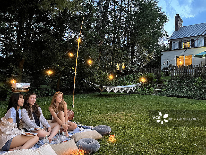 朋友们在户外电影之夜聚会图片素材