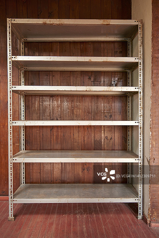 小商店里的空金属架子图片素材