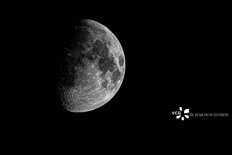 渐盈凸月图片素材