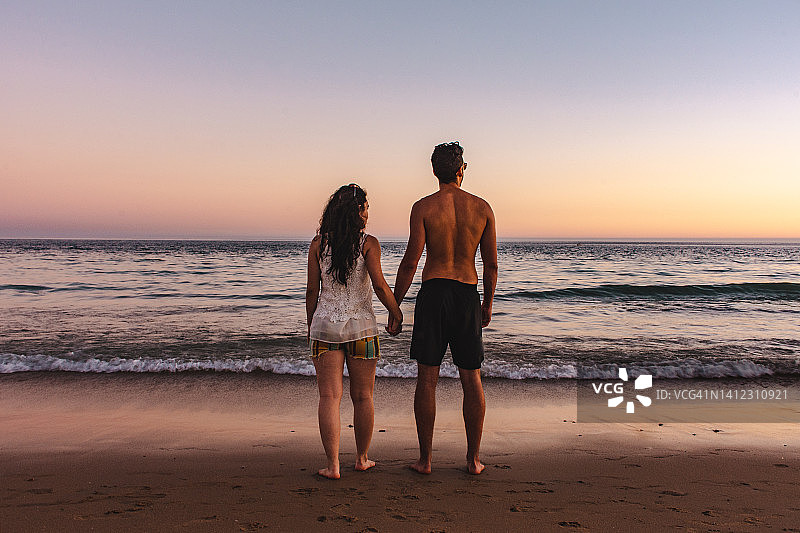 情侣在海边前的背影图片素材