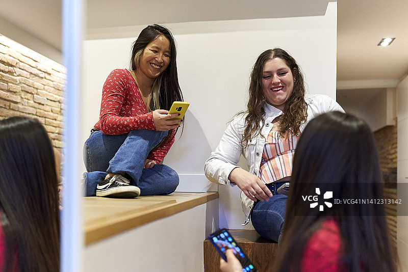 不同文化朋友公寓内愉快聊天图片素材