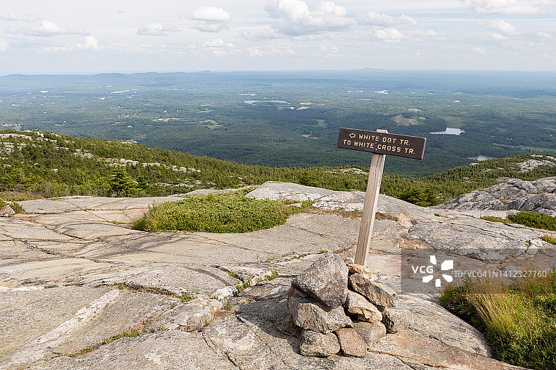 莫纳德诺克山上标记徒步路线的石堆图片素材